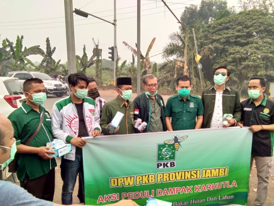 Peduli Dampak Karhutla, PKB Jambi Bagi-bagi Puluhan Ribu Masker dan Susu Steril