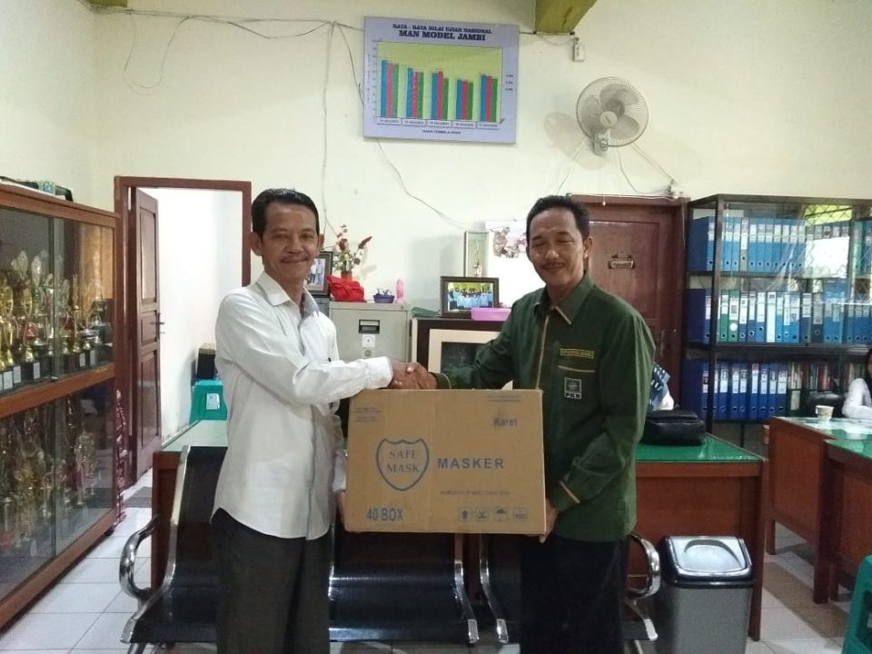 Peduli Dunia Pendidikan, PKB Tebar Ribuan Masker di Sekolah