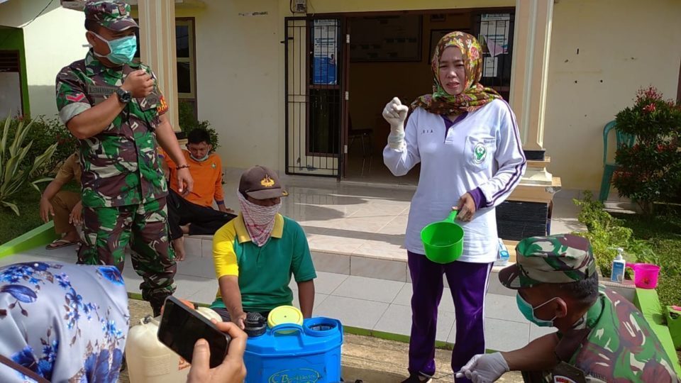 Cegah Corona, Pemdes Cinta Damai Semprot Desinfektan ke Rumah Warga