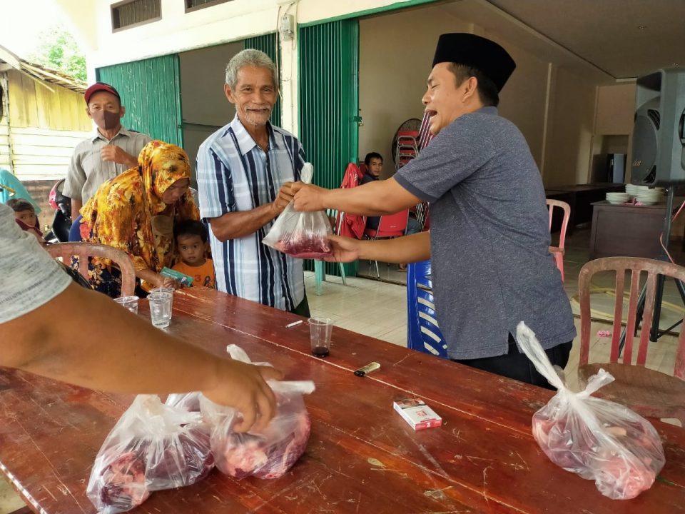 Rumah Aspirasi Sofyan Ali Bagikan Daging Qurban