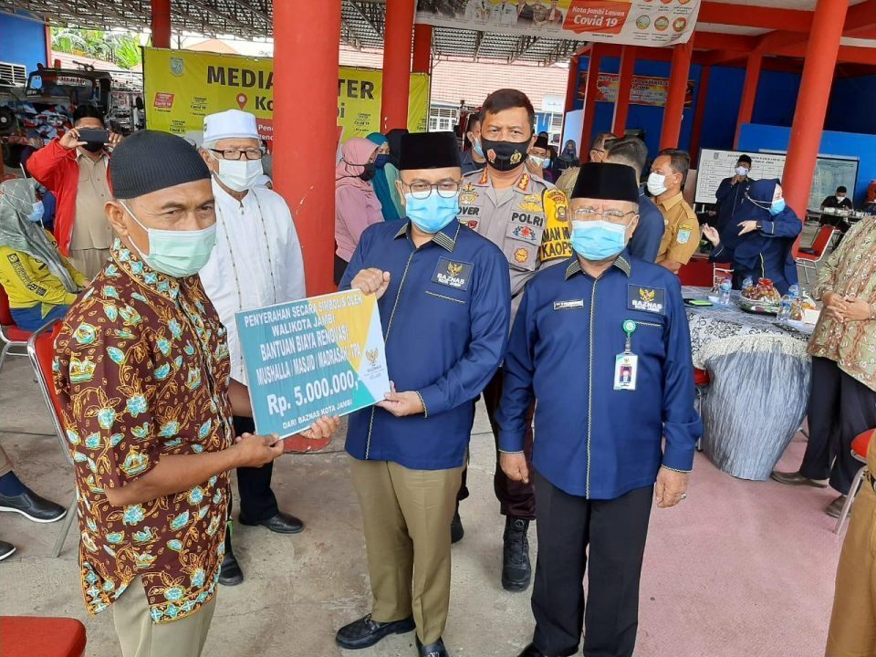 Subhanallah, Dr Maulana serahkan bantuan Baznas Kota Jambi senilai Rp. 690.000.000