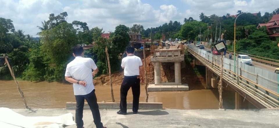 Al Haris Tinjau Pembangunan Jembatan Jalan Nasional di Merangin