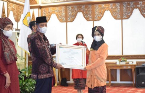 SANI BERIKAN PENGHARGAAN KARTINI MASA KINI PROVINSI JAMBI