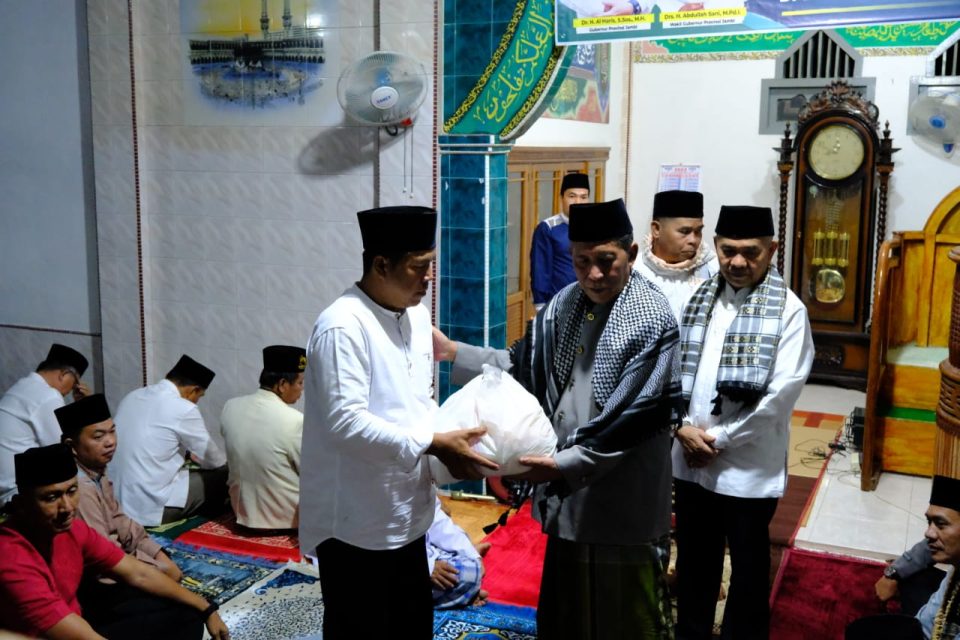 Safari Ramadhan di Kerinci, Wagub Sani Serahkan Bantuan