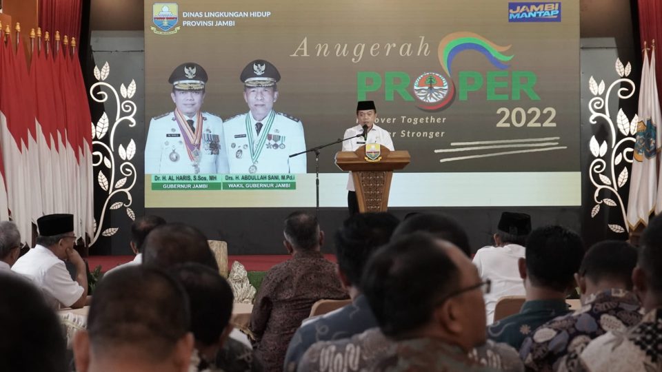 Serahkan Sertifikat Proper, Al Haris Warning Perusahaan Terapkan Ekonomi Hijau