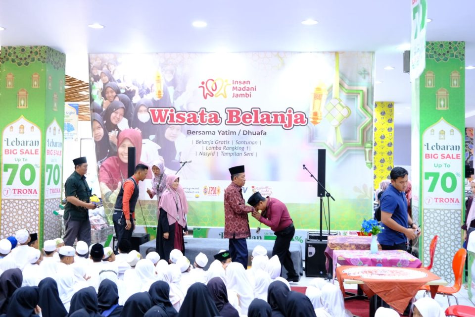 Wagub Sani Berbagi Kasih Dengan Anak Yatim