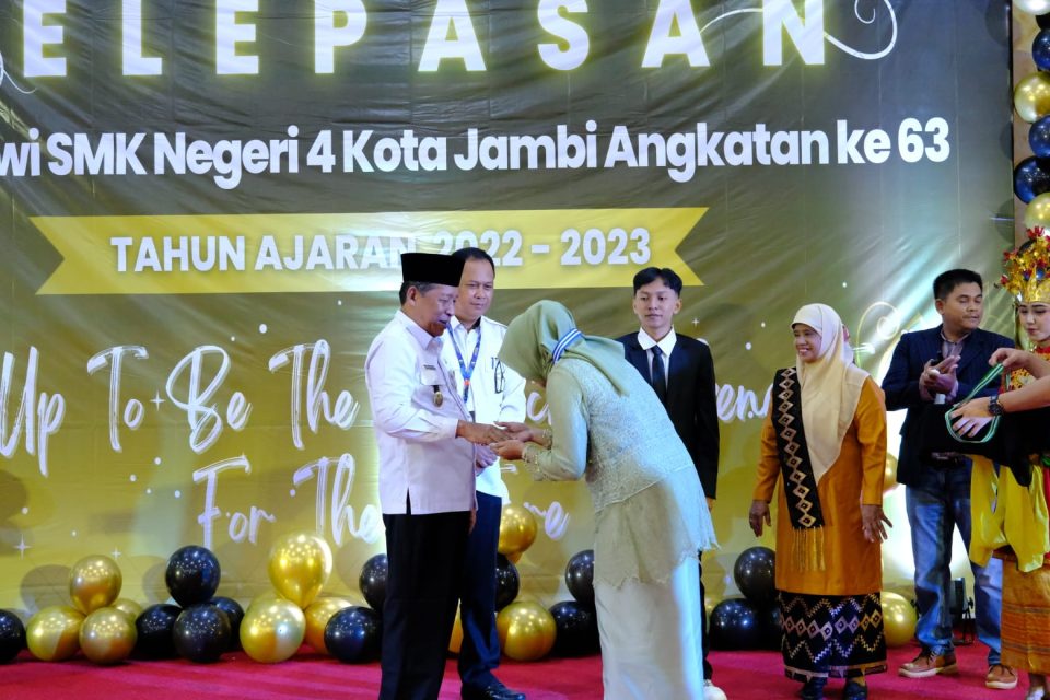 Hadiri Perpisahan Siswa SMK 4, Ini Pesan Abdullah Sani