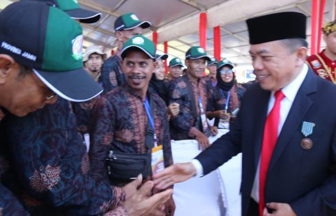 Terbukti Sukses Pembangunan Pertanian dan Perkebunan, Al Haris Terima Satya Lencana Wira Karya