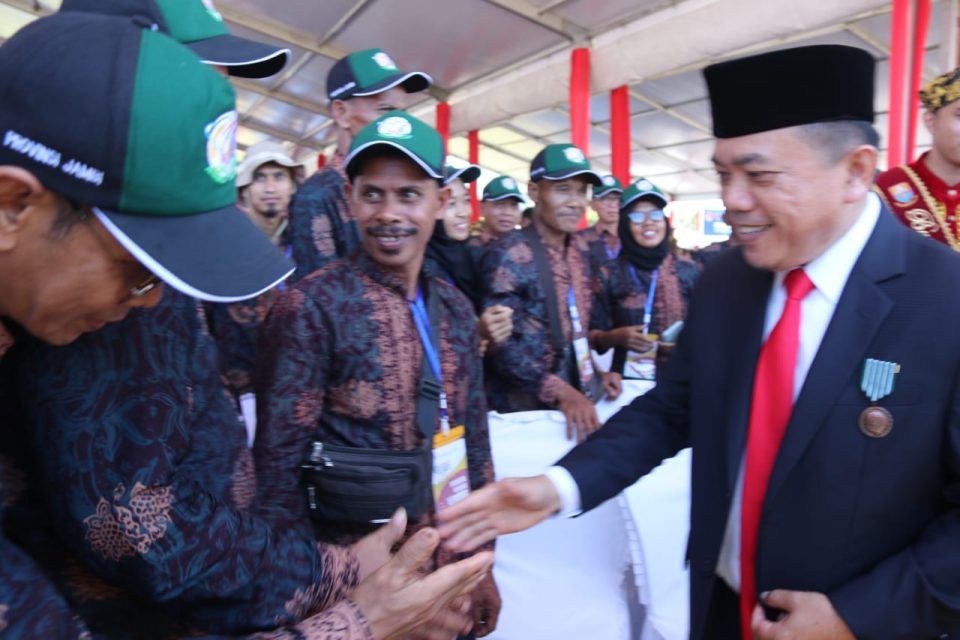Terbukti Sukses Pembangunan Pertanian dan Perkebunan, Al Haris Terima Satya Lencana Wira Karya