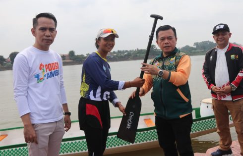 SERAHKAN 6 UNIT PERAHU DRAGON BOAT, AL HARIS : CABOR DAYUNG ADALAH CABOR KEBANGGAAN JAMBI