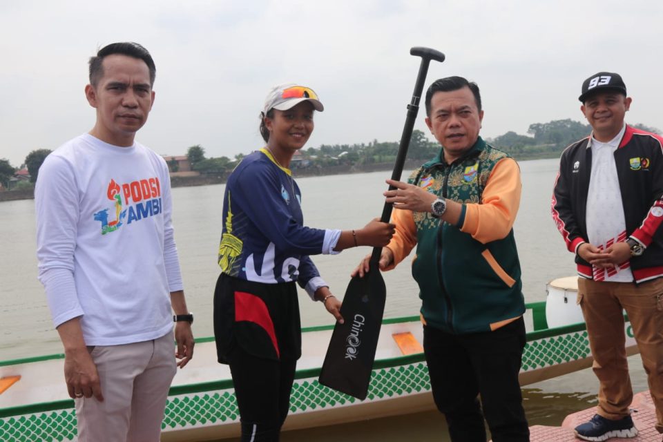 SERAHKAN 6 UNIT PERAHU DRAGON BOAT, AL HARIS : CABOR DAYUNG ADALAH CABOR KEBANGGAAN JAMBI