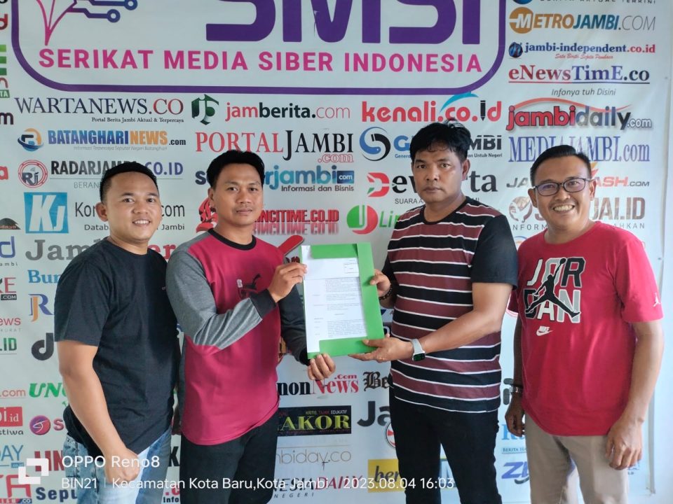 Resmi, Ketua SMSI Provinsi Jambi Serahkan SK Kepengurusan SMSI Muaro Jambi