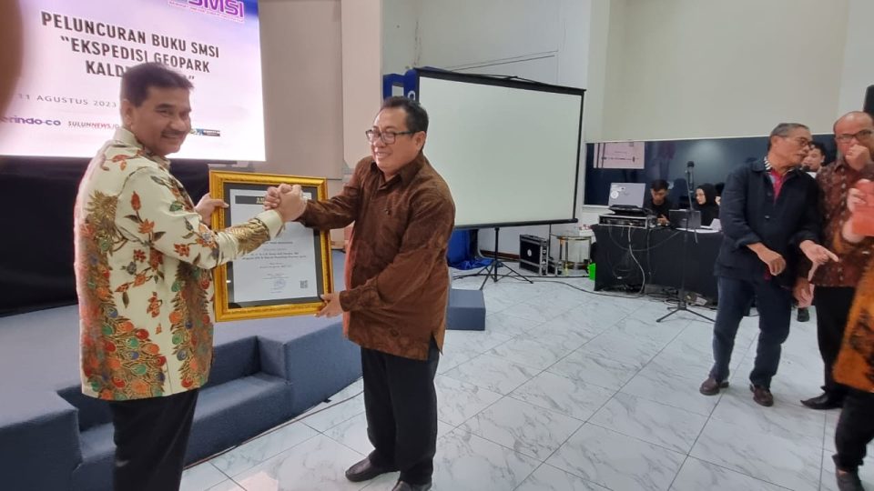 Mengayomi Insan Siber, SAH Terima Penghargaan Sahabat Pers Indonesia dari SMSI Pusat