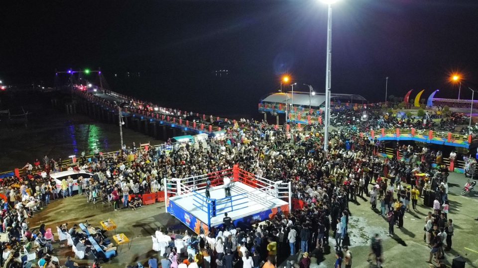 Warga Kuala Tungkal Serbu WFC Tonton Pertandingan Boxing