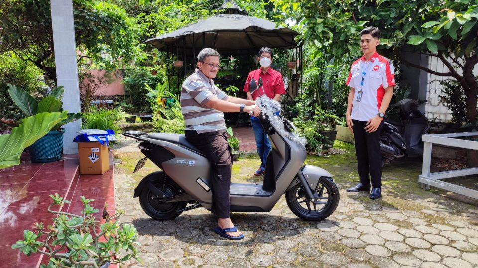 Sinsen Berikan Apresiasi kepada Pemilik Pertama New Honda EM e: PLUS di Jambi