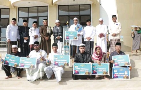 Bupati Tanjab Barat Menyerahkan Langsung Pemenang Arakan Sahur