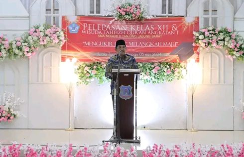 Bupati Tanjab Barat Hadiri Pelepasan Siswa/i SMAN 8 Tanjab Barat dan Wisuda Tahfizul Qur’an 30 Jus