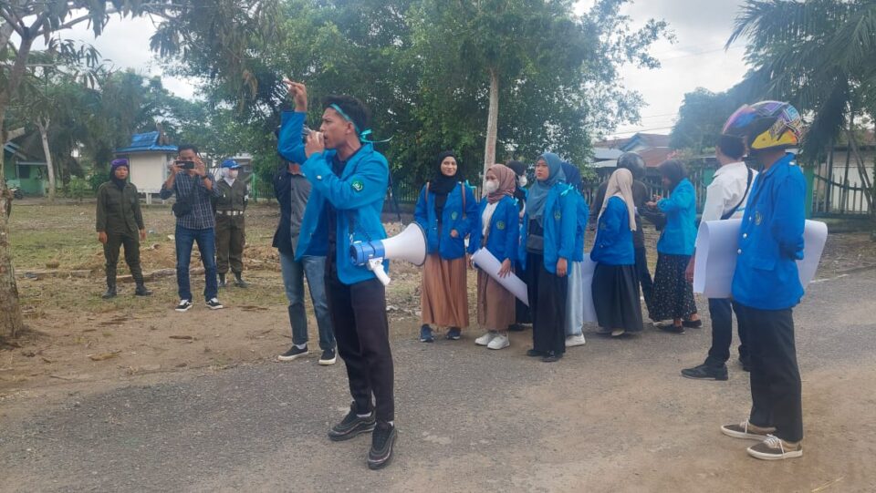 DEMA IAI AN-NADWAH Demonstrasi Di Depan Kampus