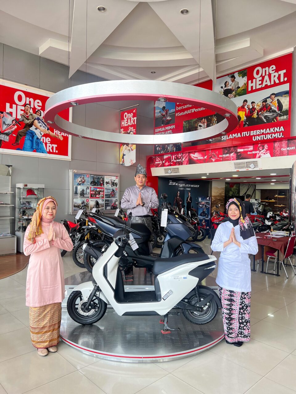 Meriahkan HUT Kota Jambi, Seluruh Dealer Honda Kenakan Pakaian Adat