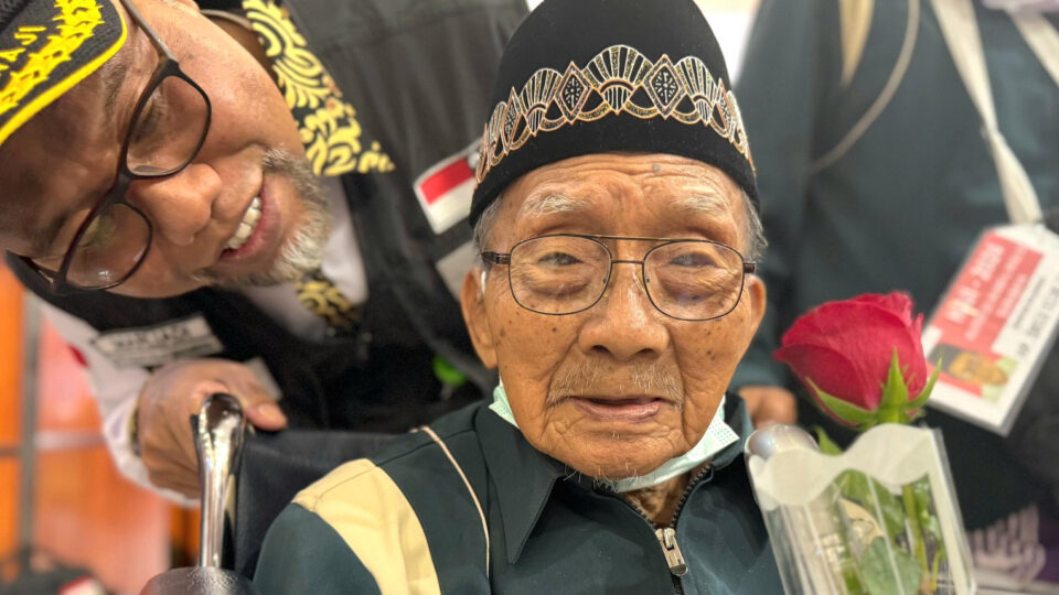 Di Usia 110 Tahun, Jamaah Haji Tertua Mbah Mislan Tersenyum Sampai di Madinah