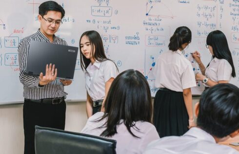 Mau Jadi Guru Yang Disukai Murid-Murid ? Ini 5 Tips Mengajar yang Tidak Membosankan