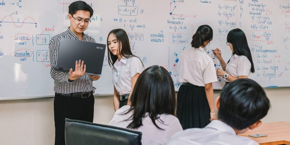 Mau Jadi Guru Yang Disukai Murid-Murid ? Ini 5 Tips Mengajar yang Tidak Membosankan