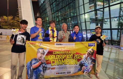 Rider Yamaha Sang Juara Dunia Aldi Satya Mahendra Kembali ke Indonesia Bawa Pulang Trofi !