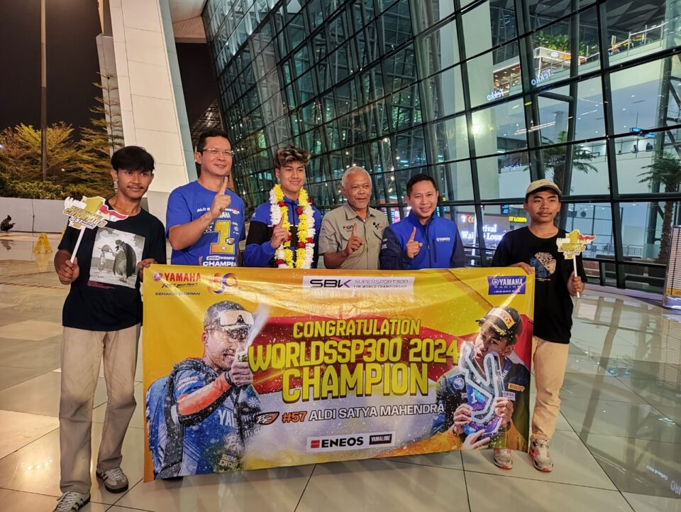 Rider Yamaha Sang Juara Dunia Aldi Satya Mahendra Kembali ke Indonesia Bawa Pulang Trofi !