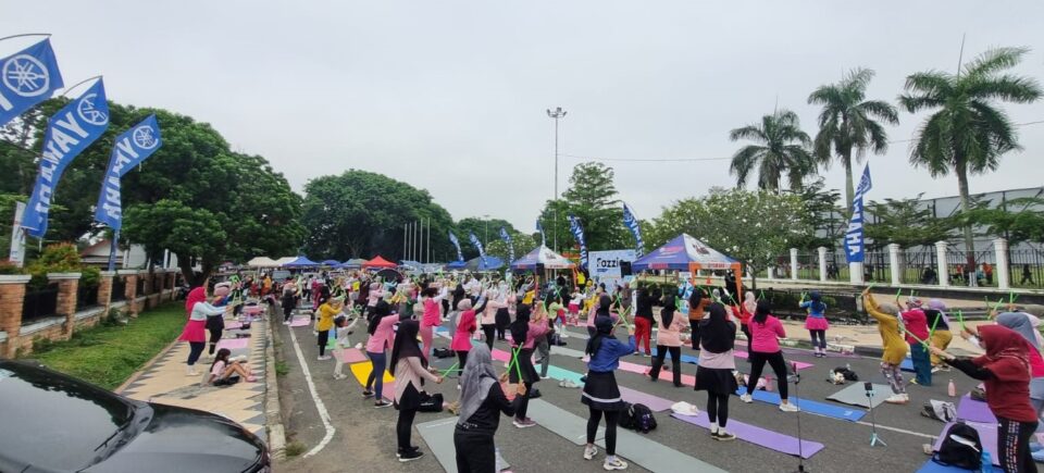 PULUHAN PESERTA ANTUSIAS MENGIKUTI POUNDFIT BERSAMA YAMAHA FAZZIO HYBRID