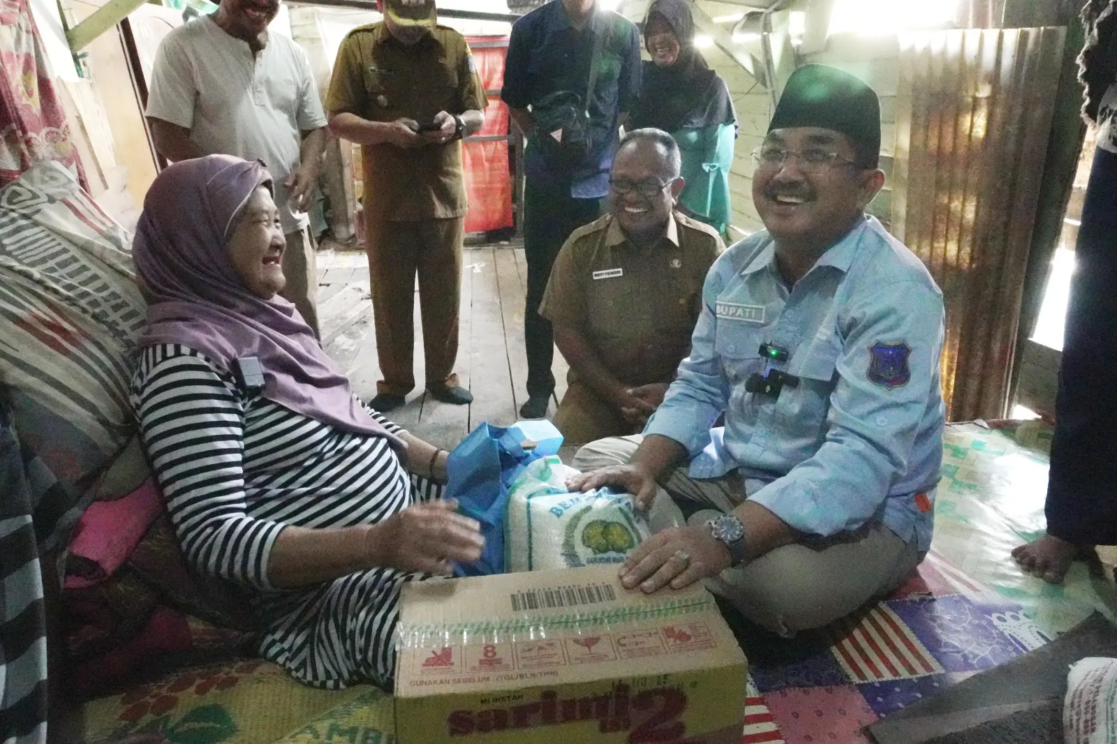 Bupati Anwar Sadat Berbincan dengan Pemilik Rumah