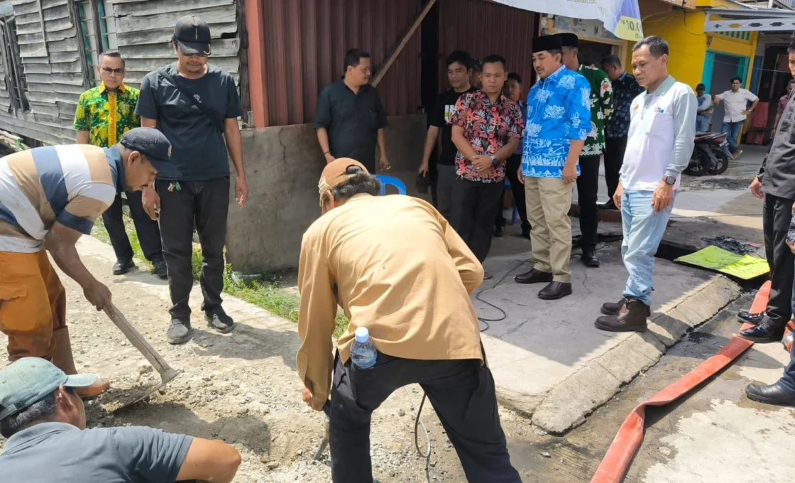 Wujudkan Kota Kuala Tungkal Bebas Genangan, Bupati Anwar Sadat Pantau Pembersihan Drainase.