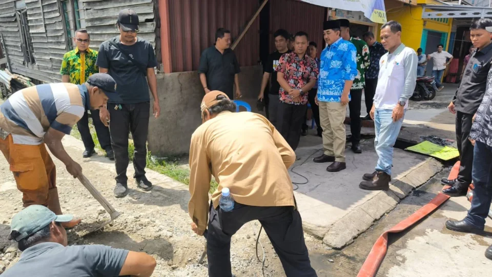 Wujudkan Kota Kuala Tungkal Bebas Genangan, Bupati Anwar Sadat Pantau Pembersihan Drainase.