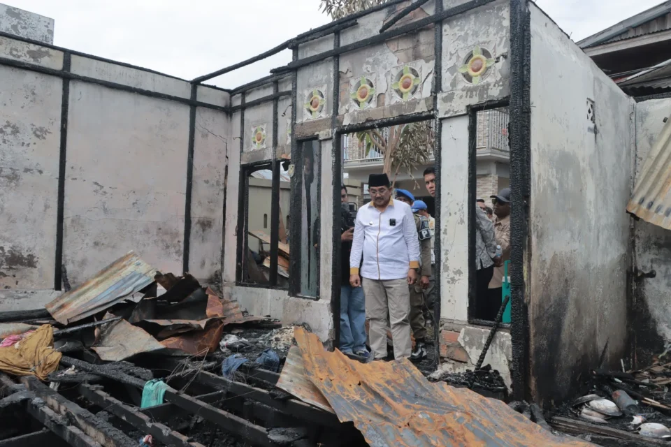 Tinjau Lokasi Kebakaran, Bupati Tanjung Jabung Barat Anwar Sadat Beri Bantuan ke Korban