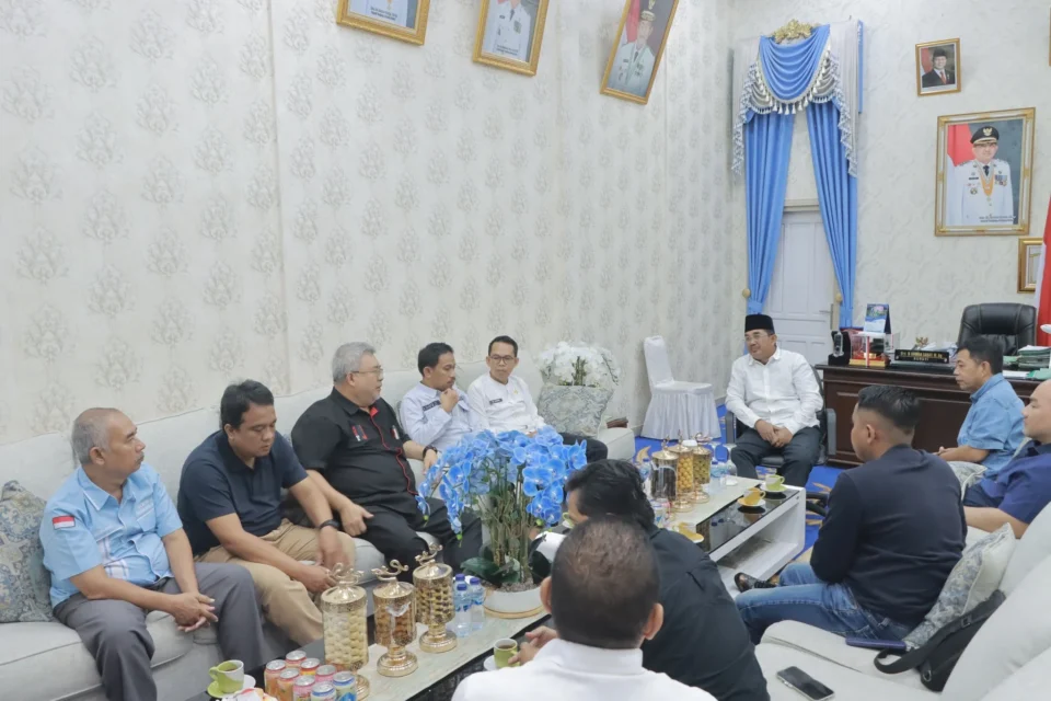 Bupati Tanjab Barat Gelar Audiensi dengan Calon Investor untuk Kembangkan Energi Hijau dari Sampah dan Matahari