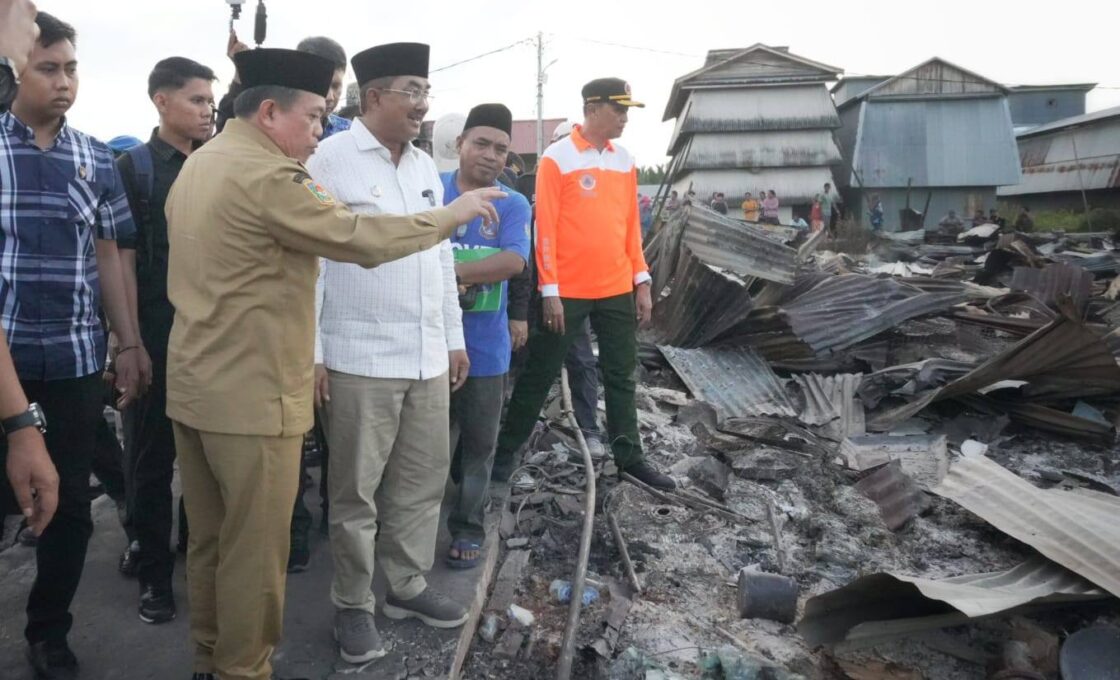 Bupati dan Gubernur saat meninjau lokasi kebakaran