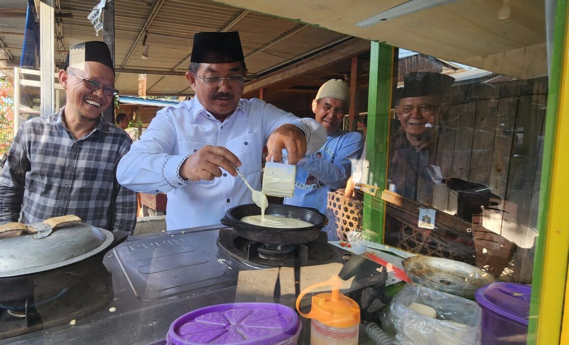 Bupati Anwar Sadat saat membuat martabak milik umkm