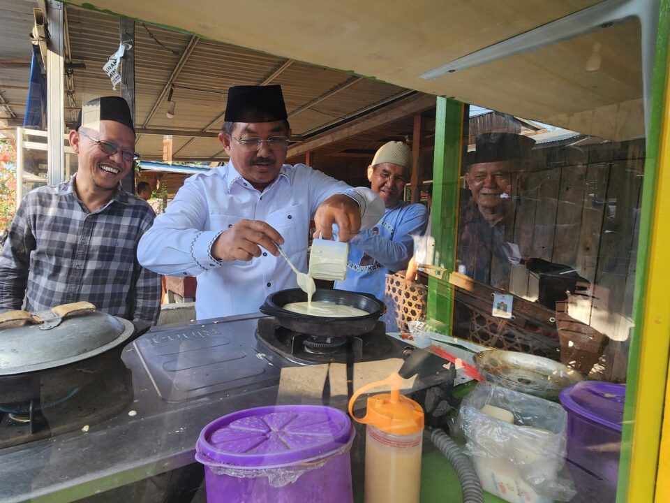 Bupati Anwar Sadat Serahkan Bantuan Gerobak UMKM Program Tanjab Barat Sejahtera.