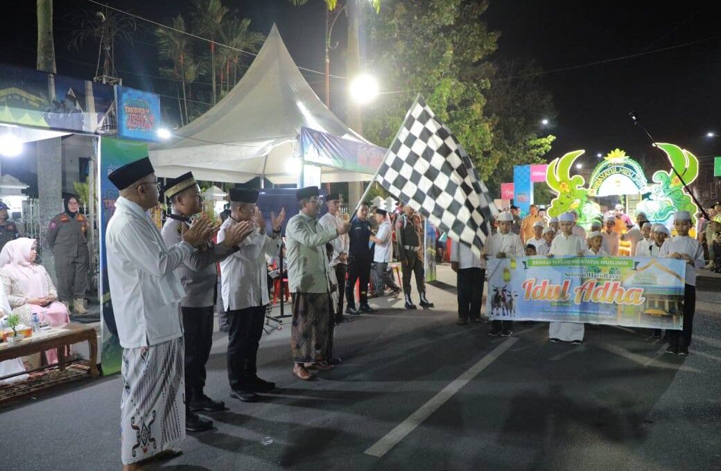 Bupati Anwar Sadat saat melepas festival takbiran