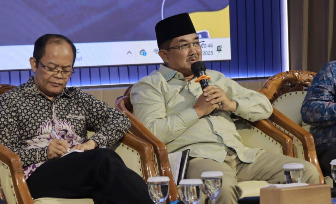 Bupati Anwar Sadat melakukan sambutan saat pertemuan dengan Badan Bahasa