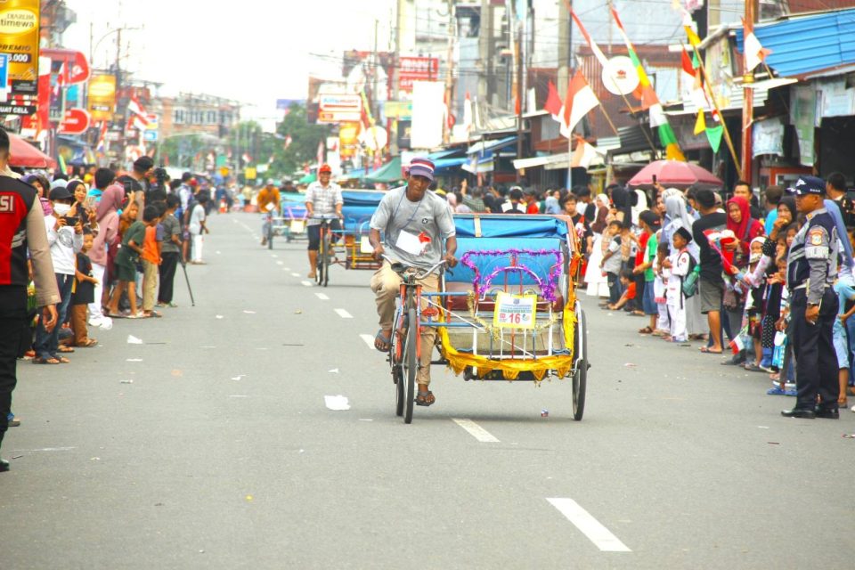 Gebyar Balap Becak Hias Tanjab Barat: Warisan Tradisi dan Semangat Kebersamaan di Usia 60 Tahun