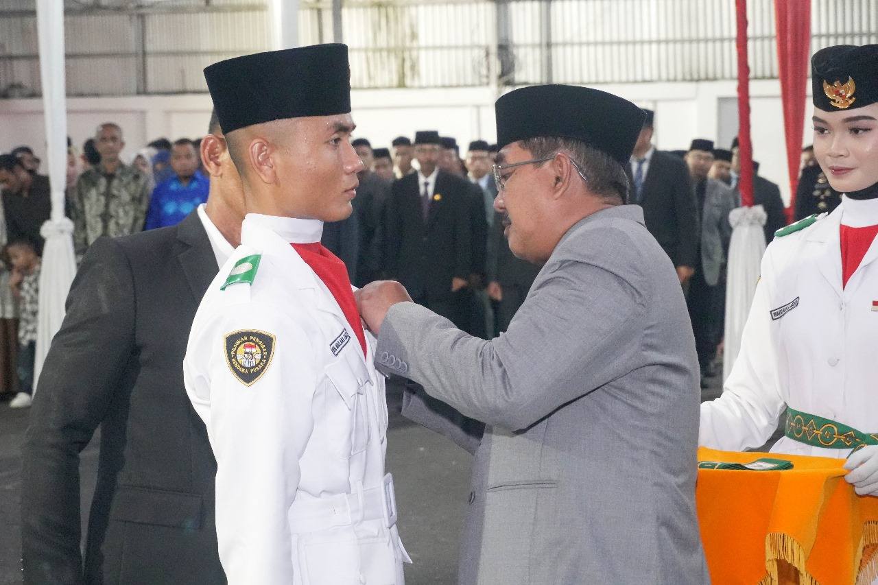 Bupati Anwar Sadat Kukuhkan Paskibraka Tanjab Barat 2025, Siap Kibarkan Merah Putih dengan Semangat Juang