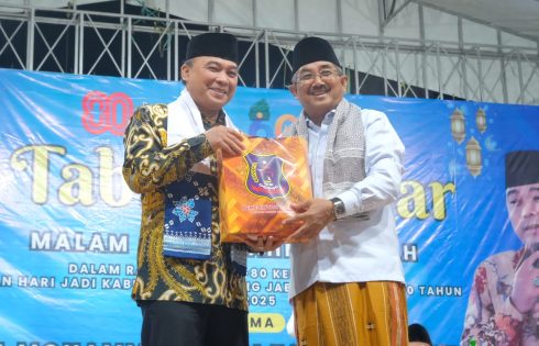 Meriahkan HUT RI ke-80 & HUT Tanjab Barat ke-60, Tabligh Akbar & Malam Silaturahmi Persatukan Rakyat di Alun-Alun Kuala Tungkal