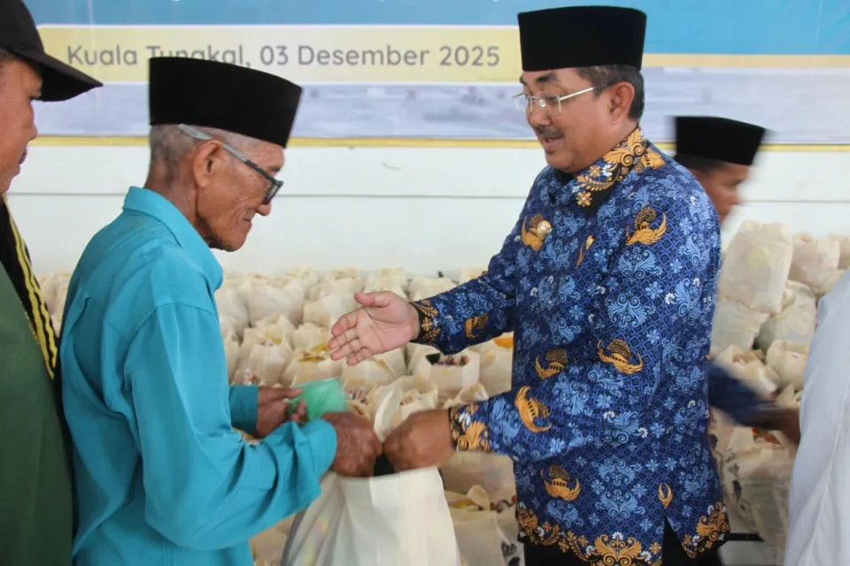 Bupati Anwar Sadat Serahkan Bantuan Sembako, Ajak Warga Bijak Berbelanja dan Jaga Kesehatan