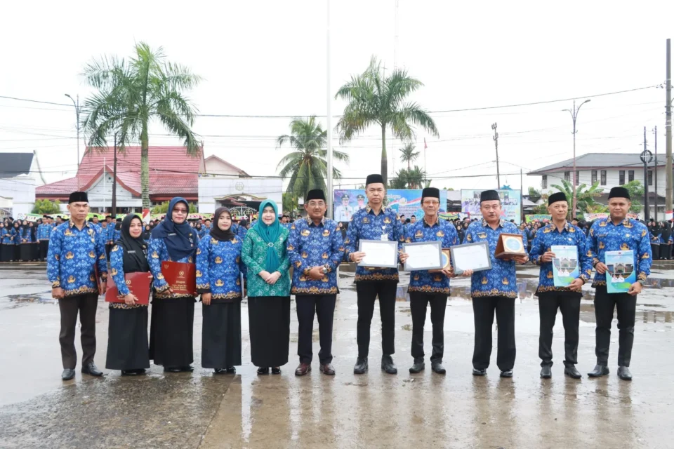 HUT KORPRI ke-54 : Anwar Sadat Serahkan 2.375 SK PPPK dan Tegaskan Disiplin ASN