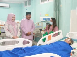 Kehangatan Lebaran di RSUD, Bupati Anwar Sadat Beri Bingkisan untuk Pasien