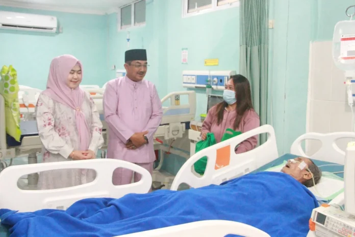 Kehangatan Lebaran di RSUD, Bupati Anwar Sadat Beri Bingkisan untuk Pasien