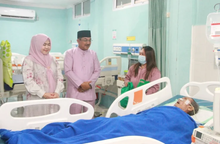 Kehangatan Lebaran di RSUD, Bupati Anwar Sadat Beri Bingkisan untuk Pasien