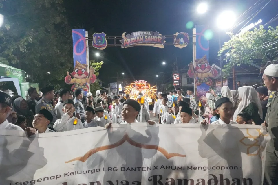 Ribuan Warga Padati Malam Puncak Festival Arakan Sahur 2026 di Tanjab Barat