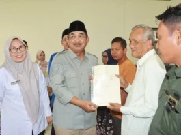 Bupati Anwar Sadat Serahkan 71 Sertifikat Tanah untuk Warga Teluk Nilau Bupati Anwar Sadat Serahkan 71 Sertifikat Tanah untuk Warga Teluk Nilau