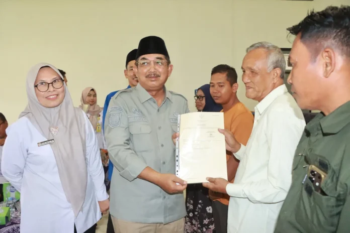Bupati Anwar Sadat Serahkan 71 Sertifikat Tanah untuk Warga Teluk Nilau